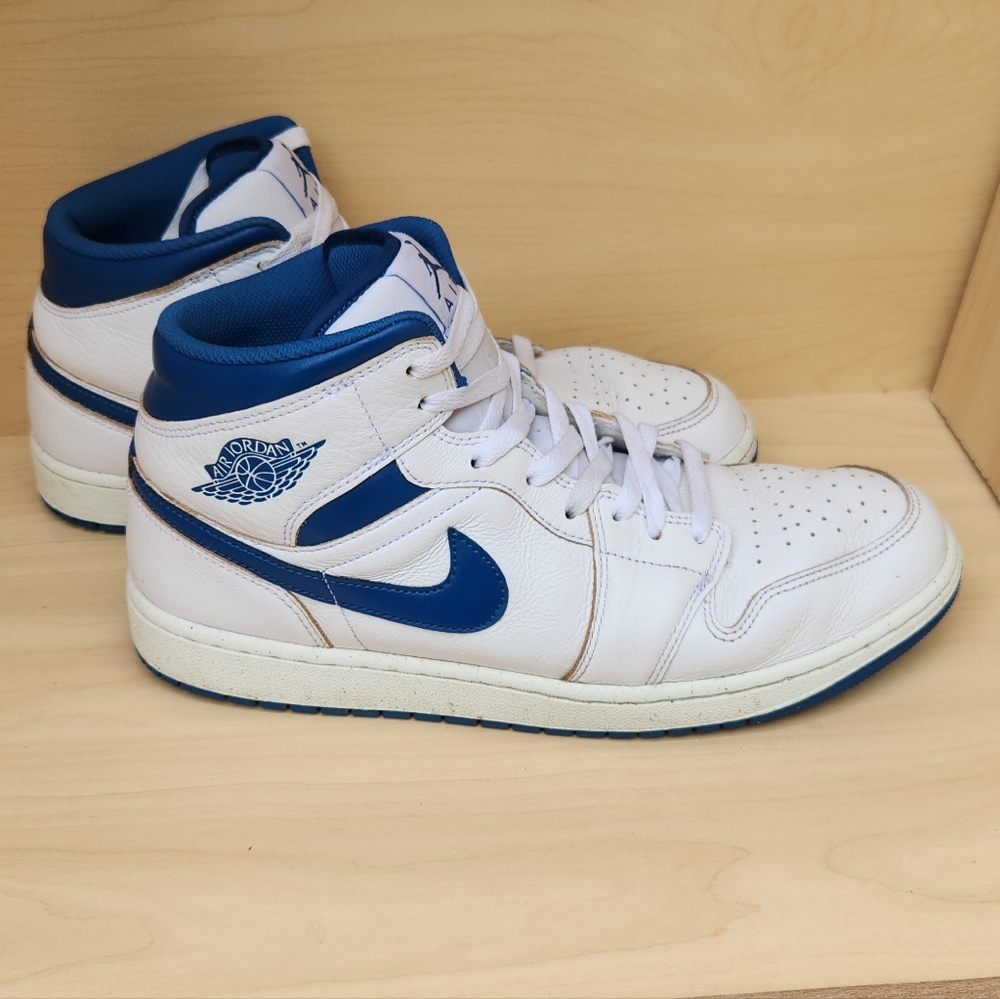 Nike Air Jordan Men's 11.5 White and Blue Sneakers